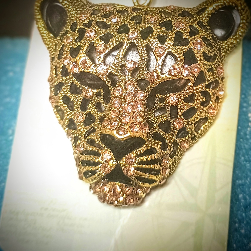 Elegant Leopard Pendant Necklace